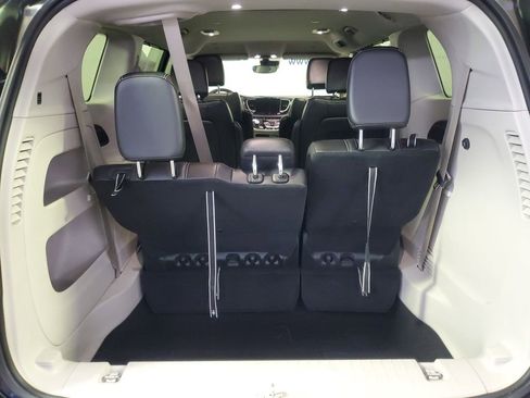 Used 2024 Chrysler Pacifica Touring-L image 11