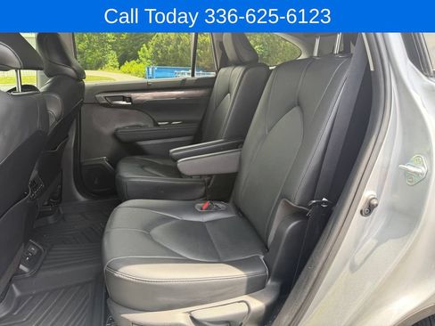 Used 2021 Toyota Highlander Limited FWD image 11