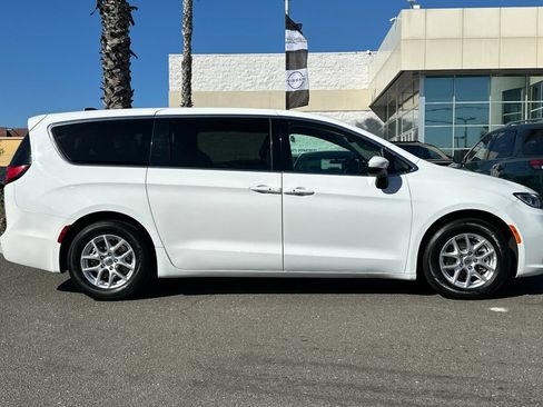 Used 2023 Chrysler Pacifica Touring-L FWD image 3