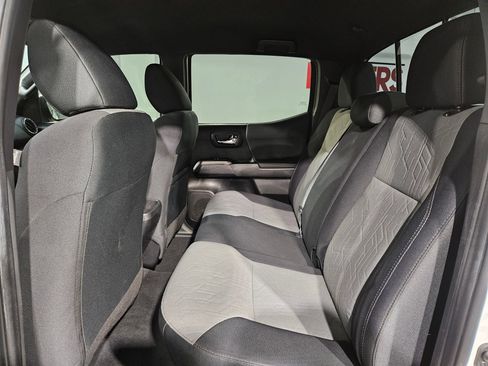 Used 2022 Toyota Tacoma TRD Off-Road AWD/4WD image 34