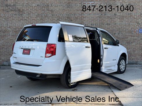 Used 2019 Dodge Grand Caravan SE image 3