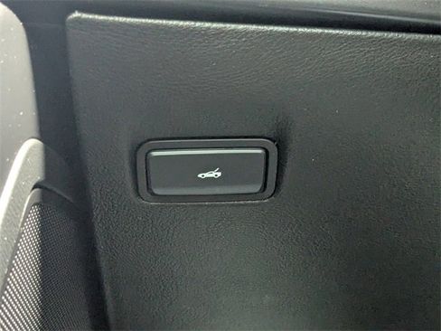 Used 2019 Chevrolet Corvette Stingray Coupe w/ Carbon Flash Badge Package image 28