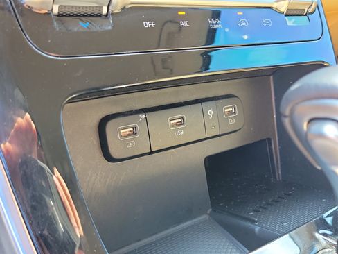 Used 2024 Kia Carnival EX FWD image 27