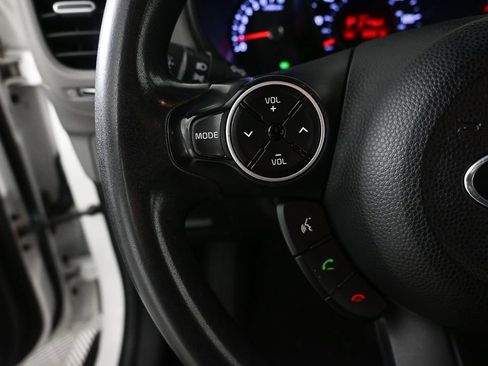 Used 2015 Kia Soul + image 9
