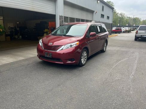 Certified 2017 Toyota Sienna LE AWD/4WD image 1