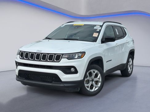 Used 2025 Jeep Compass Latitude AWD/4WD image 3