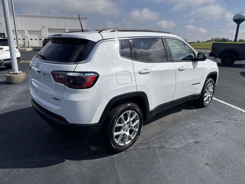 Used 2023 Jeep Compass Latitude AWD/4WD image 3