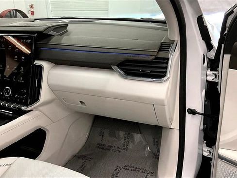 Used 2025 GMC Acadia Denali w/ Super Cruise Package image 17