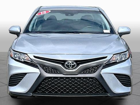 Used 2018 Toyota Camry SE FWD image 3