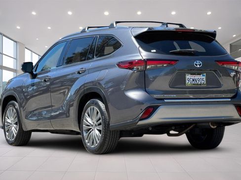 Used 2023 Toyota Highlander Platinum FWD image 6
