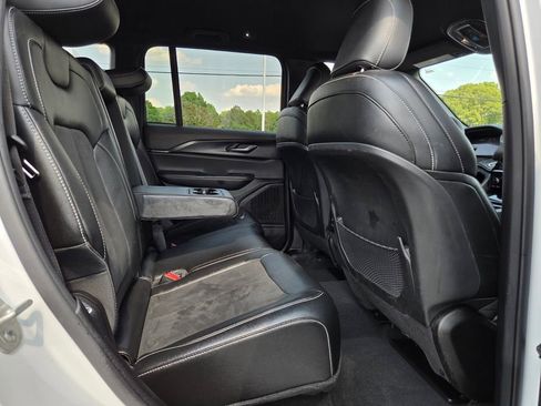 Used 2023 Jeep Grand Cherokee Altitude image 15