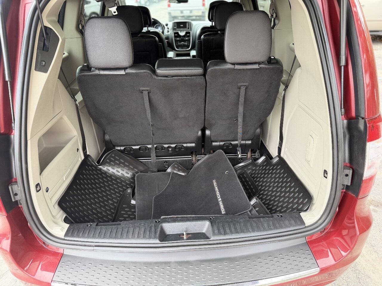 Used 2013 Chrysler Town & Country Touring FWD image 12