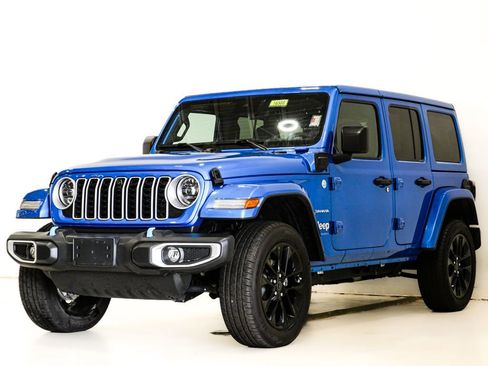 Used 2024 Jeep Wrangler Unlimited Sahara w/ Technology Group AWD/4WD image 3