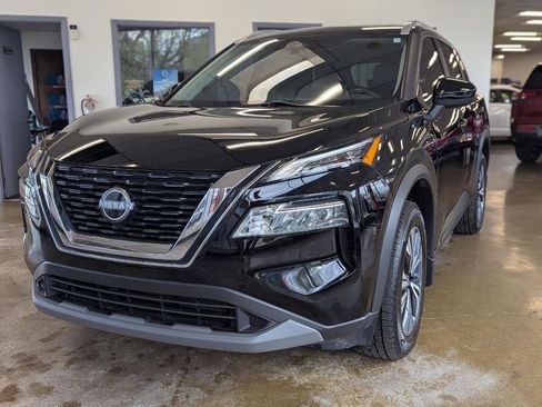 Used 2023 Nissan Rogue SV image 2
