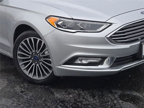 Used 2017 Ford Fusion SE w/ Fusion SE Technology Package image 3