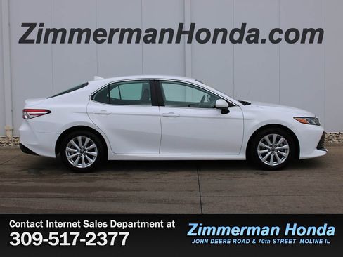 Used 2020 Toyota Camry LE image 1