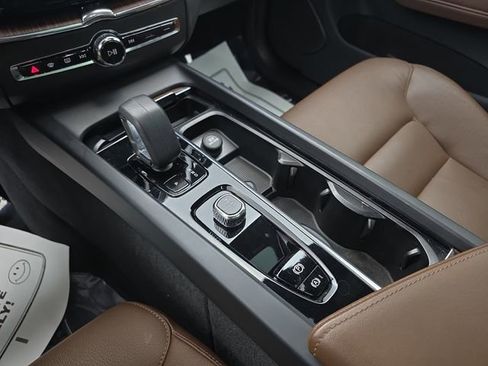 Used 2023 Volvo XC60 B5 Plus image 36