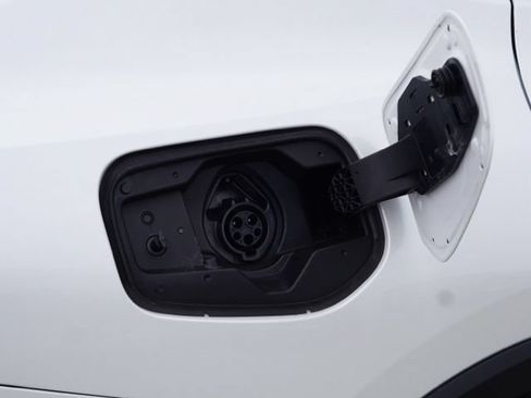 Used 2025 Toyota Prius Plug-In Hybrid FWD image 11