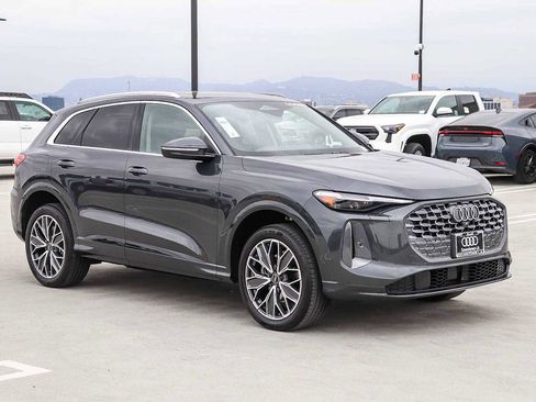 Used 2025 Audi Q5 Premium w/ Premium Plus AWD/4WD image 3