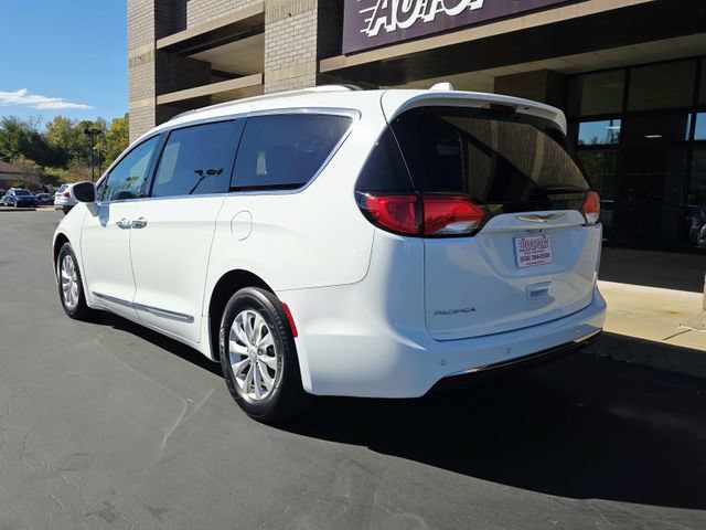 Used 2017 Chrysler Pacifica Touring-L w/ 13 Speaker Alpine Sound Group FWD image 5