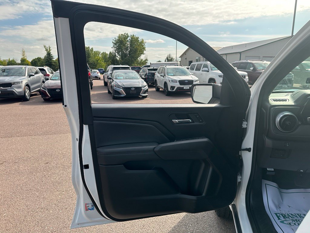 Used 2023 Chevrolet Colorado LT w/ LT Convenience Package III AWD/4WD image 11