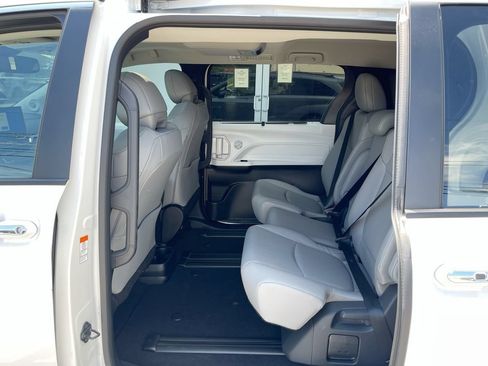 Used 2026 Toyota Sienna XLE FWD image 9