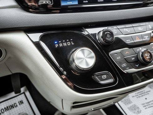 Used 2023 Chrysler Pacifica Touring-L FWD image 8