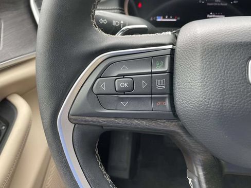 Used 2025 Jeep Grand Cherokee Limited w/ Black Appearance Package AWD/4WD image 24