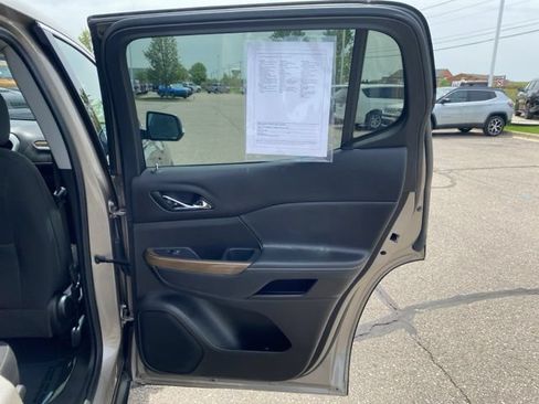 Used 2022 GMC Acadia SLE w/ Driver Convenience Package FWD image 28