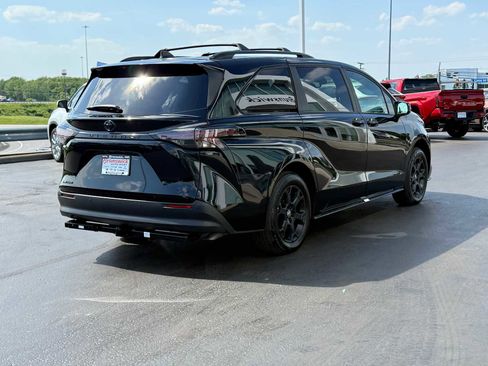 Used 2025 Toyota Sienna XLE Woodland Edition AWD/4WD image 4
