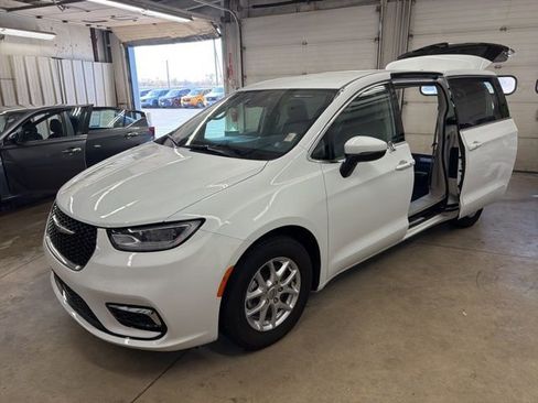 Used 2023 Chrysler Pacifica Touring-L FWD image 1