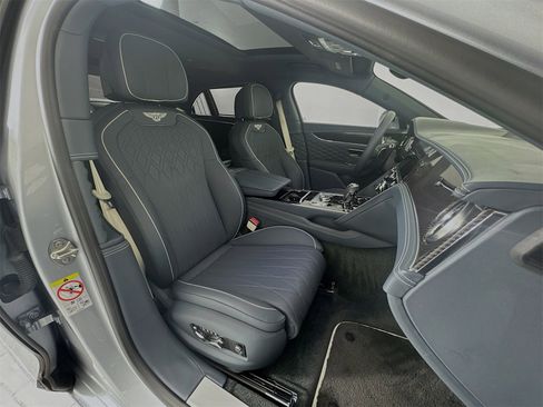 Certified 2022 Bentley Flying Spur V8 image 11