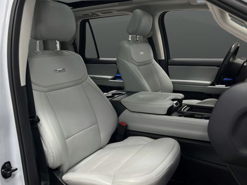 Used 2025 Ford Expedition Platinum AWD/4WD image 25