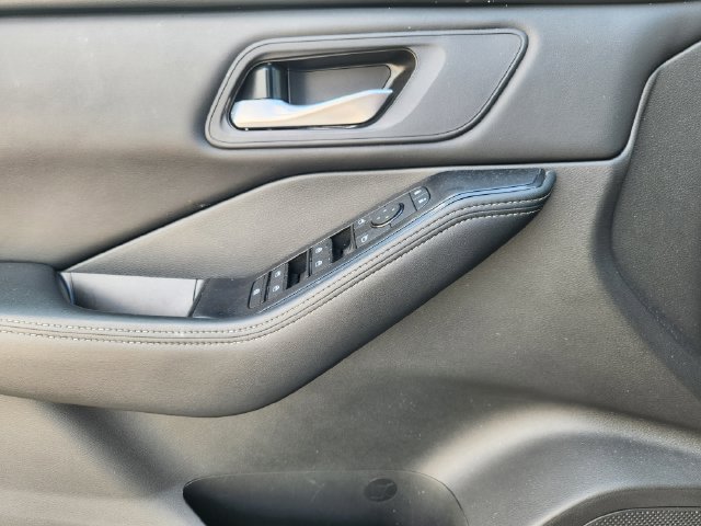 Used 2024 Nissan Rogue SV FWD image 17