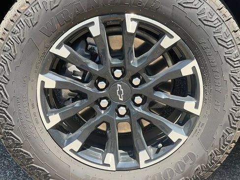 Used 2026 Chevrolet Traverse Z71 w/ LPO, Floor Liner Package AWD/4WD image 9