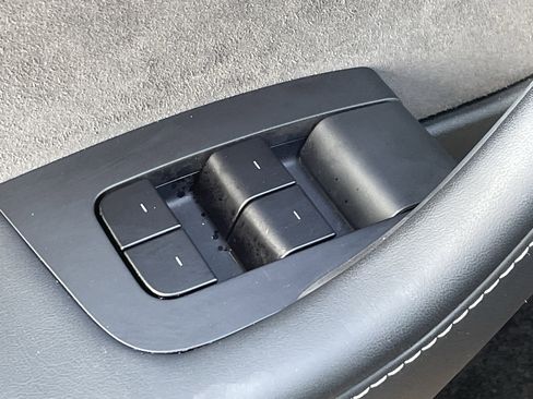 Used 2025 Tesla Model Y Long Range image 22