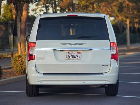 Used 2012 Chrysler Town & Country Limited w/ Luxury Group FWD image 8
