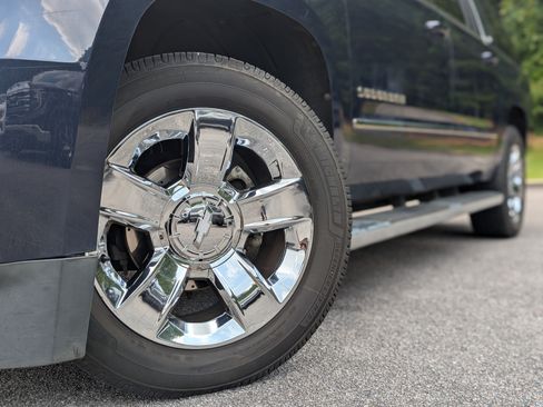 Used 2018 Chevrolet Suburban LT w/ LT Signature Package RWD image 36