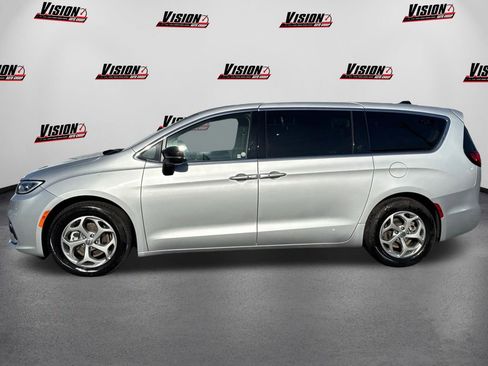 Used 2024 Chrysler Pacifica Limited FWD image 8