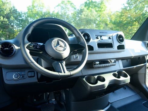Used 2025 Mercedes-Benz Sprinter 2500 image 12