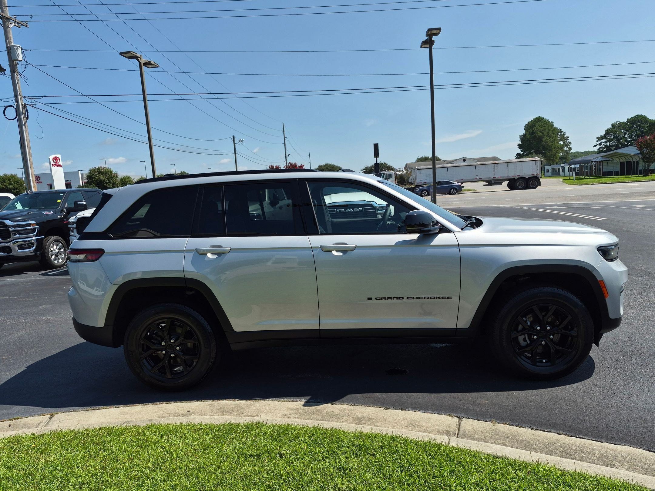 Used 2025 Jeep Grand Cherokee Altitude AWD/4WD image 4