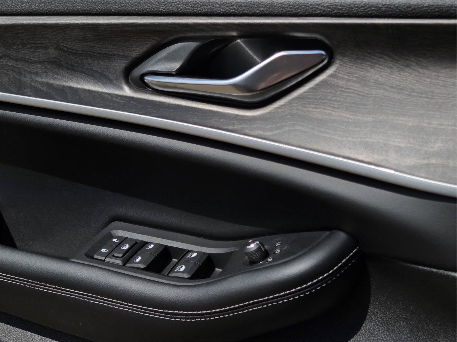 New 2027 Jeep Grand Cherokee Altitude RWD image 14
