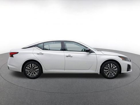 Used 2025 Nissan Altima 2.5 SV FWD image 8