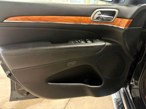Used 2013 Jeep Grand Cherokee Overland AWD/4WD image 20