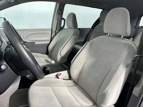 Used 2019 Toyota Sienna LE w/ Protection Package FWD image 13