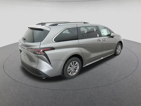 New 2026 Toyota Sienna XLE image 9