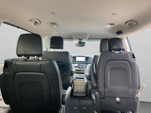 Used 2024 Chrysler Pacifica Touring-L FWD image 16