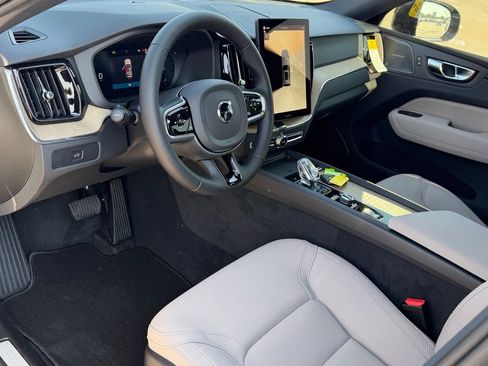 New 2027 Volvo XC60 B5 Plus AWD/4WD image 9