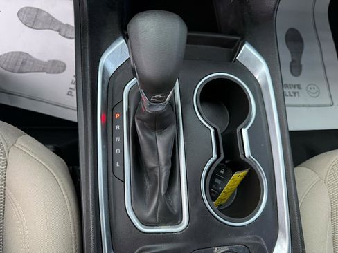 Used 2022 Chevrolet Traverse LS image 19