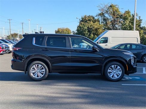 New 2025 Mitsubishi Outlander ES image 2